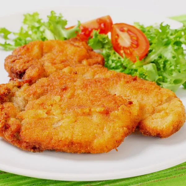 Photo d'une escalope panée végétarienne avec de la salade