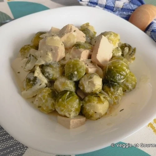 Plat de Choux de Bruxelles au tofu fumé, moutarde, parmesan