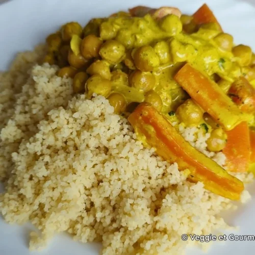 Assiette de semoule, carottes et pois chiche au curry