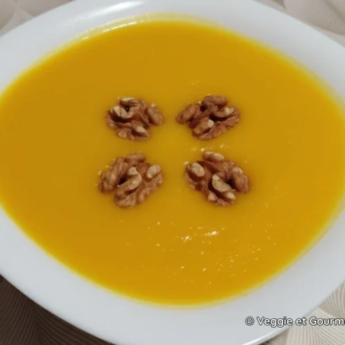 Assiette de soupe au butternut aux noix