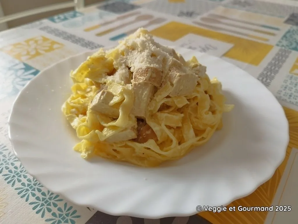 Plat de tagliatelles carbonara végétariennes