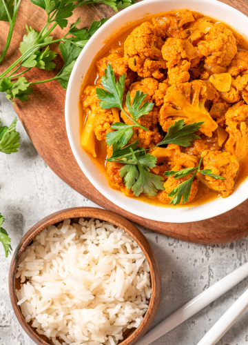 Photo d'un plat principal (riz, chou fleur au curry)