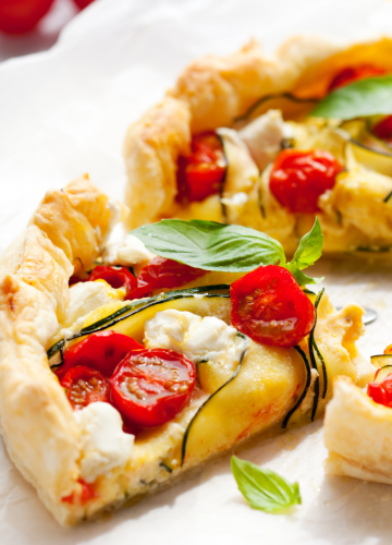 Photo d'une quiche à la tomate cerise et à la feta