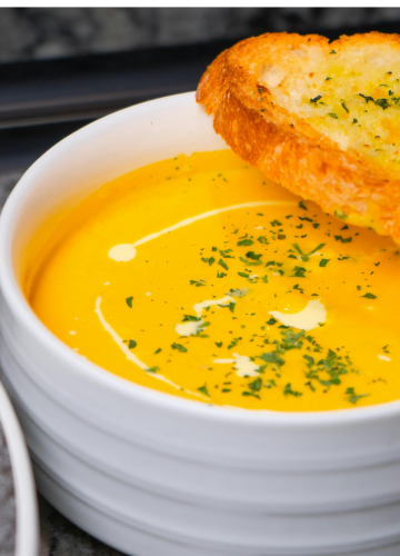 Photo d'un bol de soupe au butternut